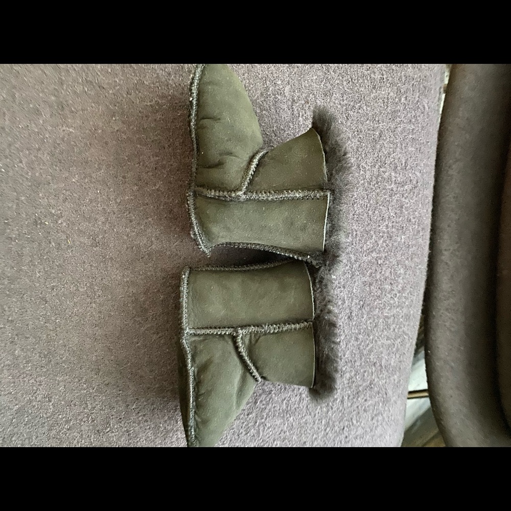 Bearpaws- fur lined size infant medium.